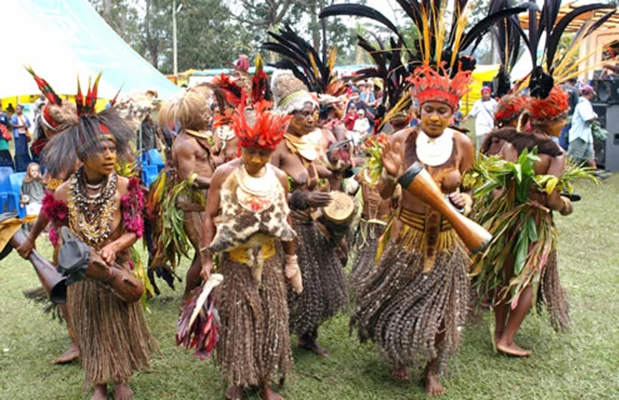 Enorme fjellmassiver, frodige og fruktbare daler, innbydende strender og koralløyer og noen av ve...